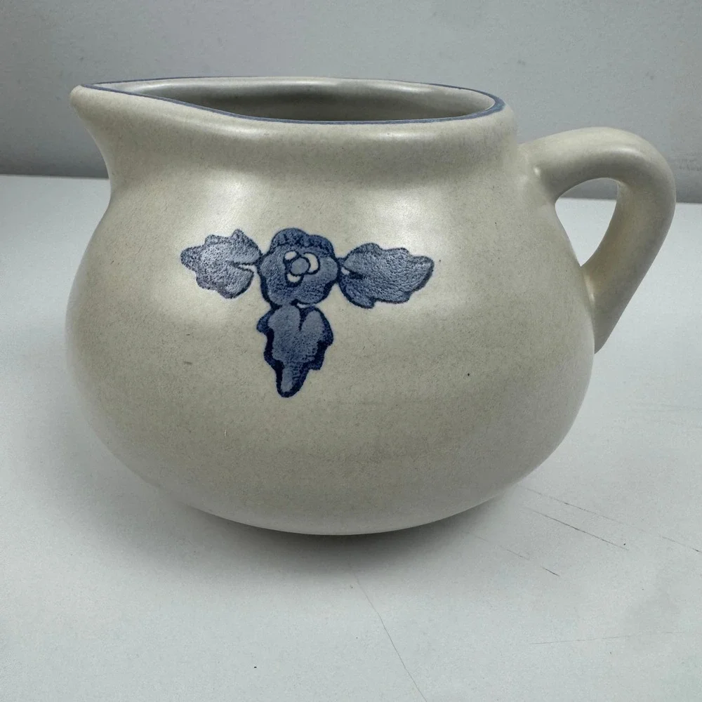 Vtg Pfaltzgraff Yorktowne Gravy‎ Boat Blue Floral Gray Stoneware Serving Pitcher